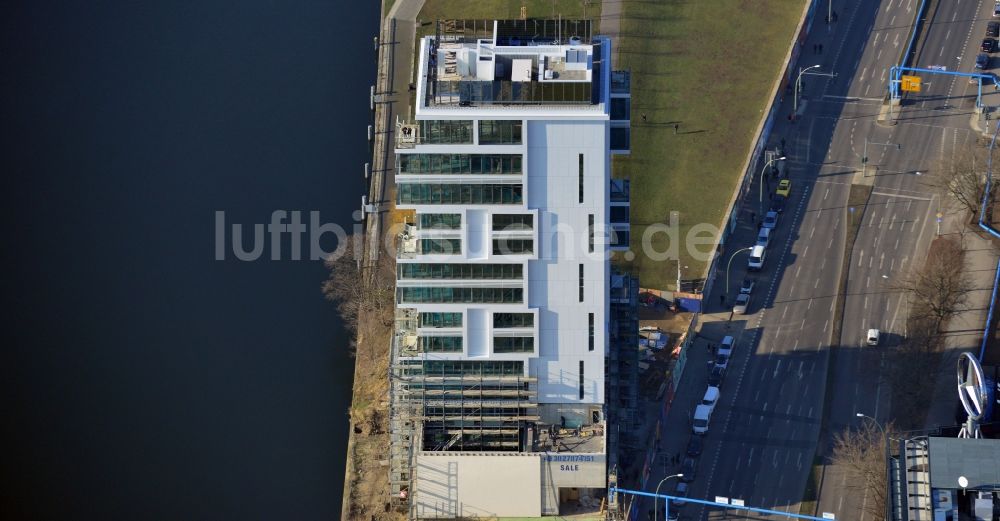 Berlin aus der Vogelperspektive: Baustelle Hochhaus Living Levels am Spree- Ufer der Mühlenstraße in Berlin - Friedrichshain