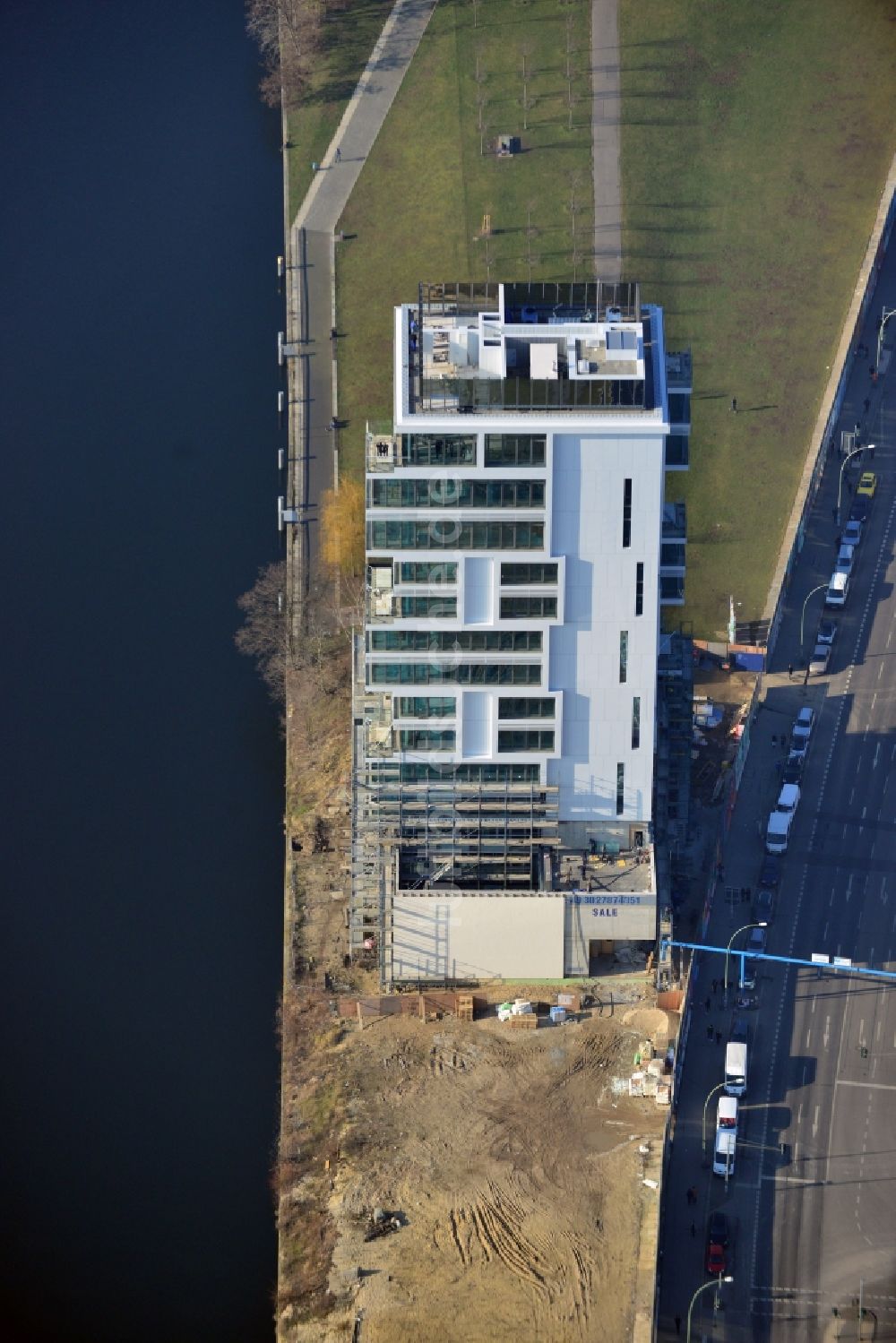 Berlin von oben - Baustelle Hochhaus Living Levels am Spree- Ufer der Mühlenstraße in Berlin - Friedrichshain