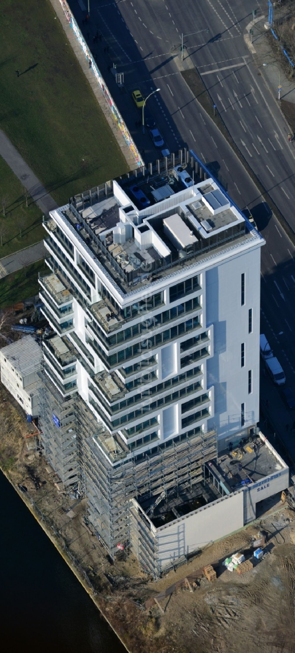 Berlin aus der Vogelperspektive: Baustelle Hochhaus Living Levels am Spree- Ufer der Mühlenstraße in Berlin - Friedrichshain