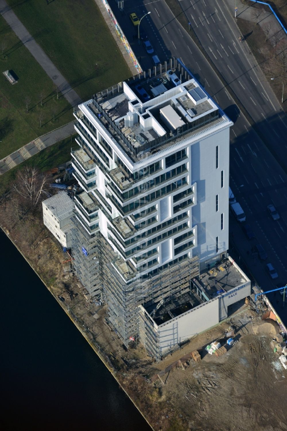 Luftbild Berlin - Baustelle Hochhaus Living Levels am Spree- Ufer der Mühlenstraße in Berlin - Friedrichshain