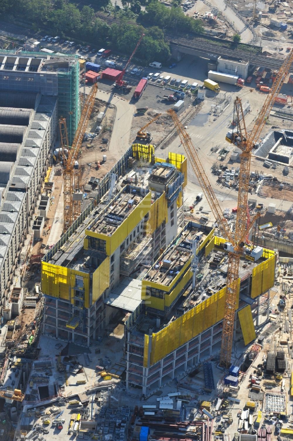 Frankfurt am Main von oben - Baustelle Hochhaus- Neubau der Doppeltürme der EZB-Zentrale in Frankfurt / Main in Hessen