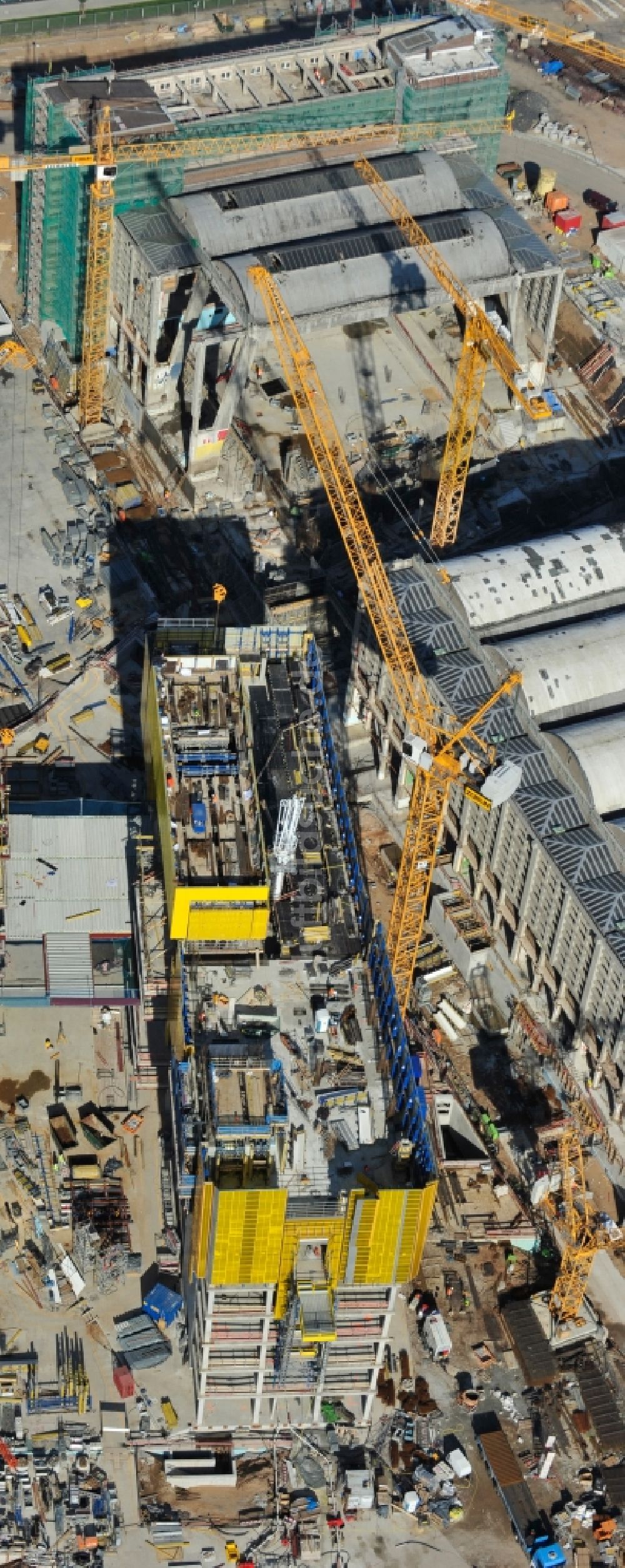 Luftaufnahme Frankfurt am Main - Baustelle Hochhaus- Neubau der Doppeltürme der EZB-Zentrale in Frankfurt / Main in Hessen