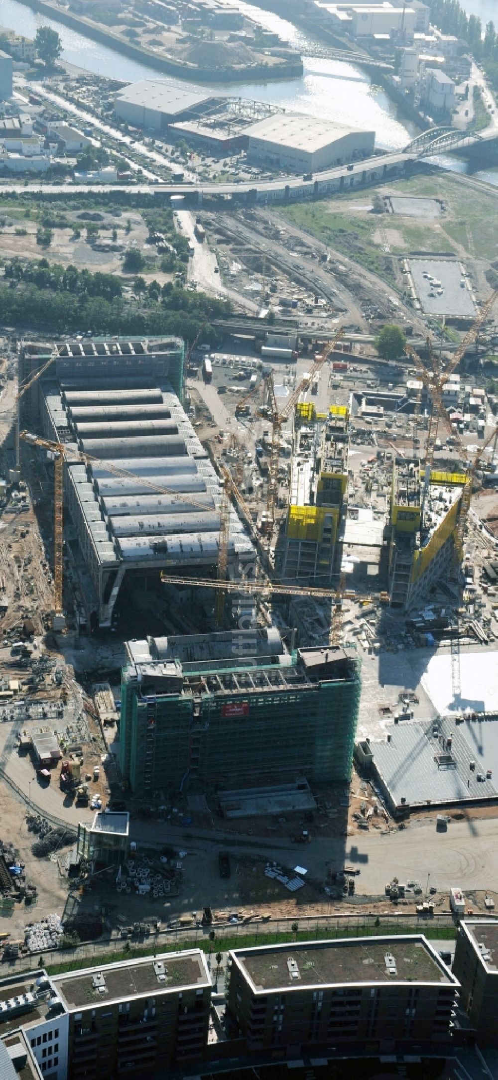 Frankfurt am Main aus der Vogelperspektive: Baustelle Hochhaus- Neubau der Doppeltürme der EZB-Zentrale in Frankfurt / Main in Hessen