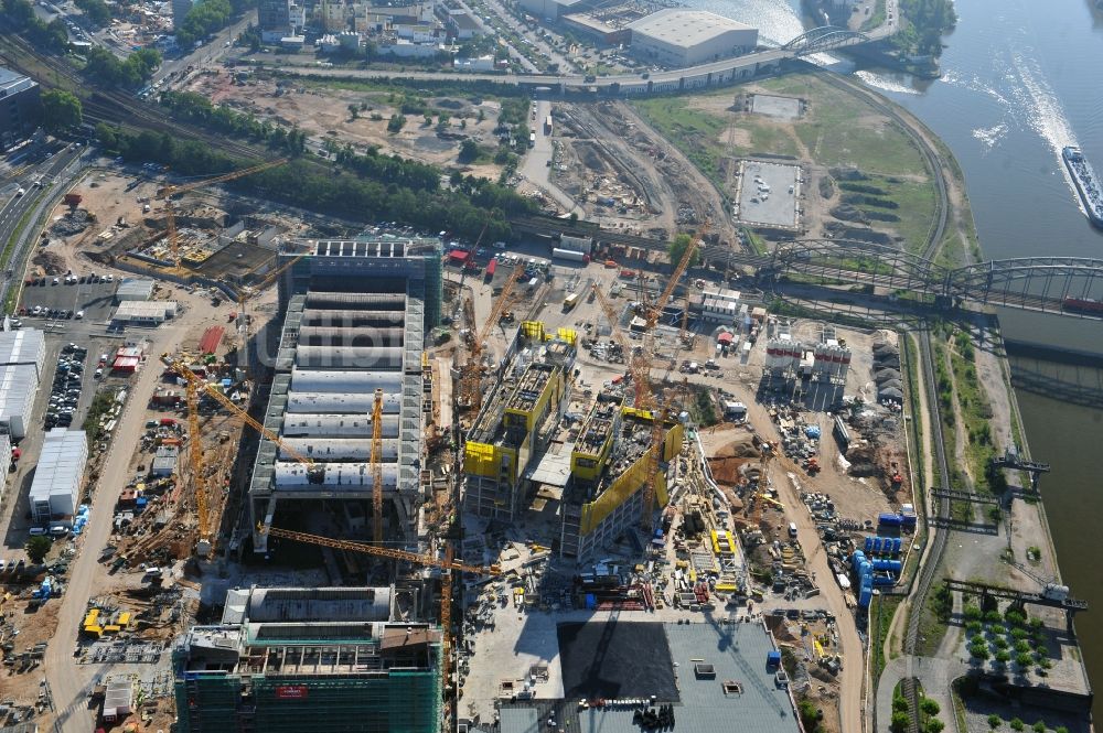 Luftaufnahme Frankfurt am Main - Baustelle Hochhaus- Neubau der Doppeltürme der EZB-Zentrale in Frankfurt / Main in Hessen