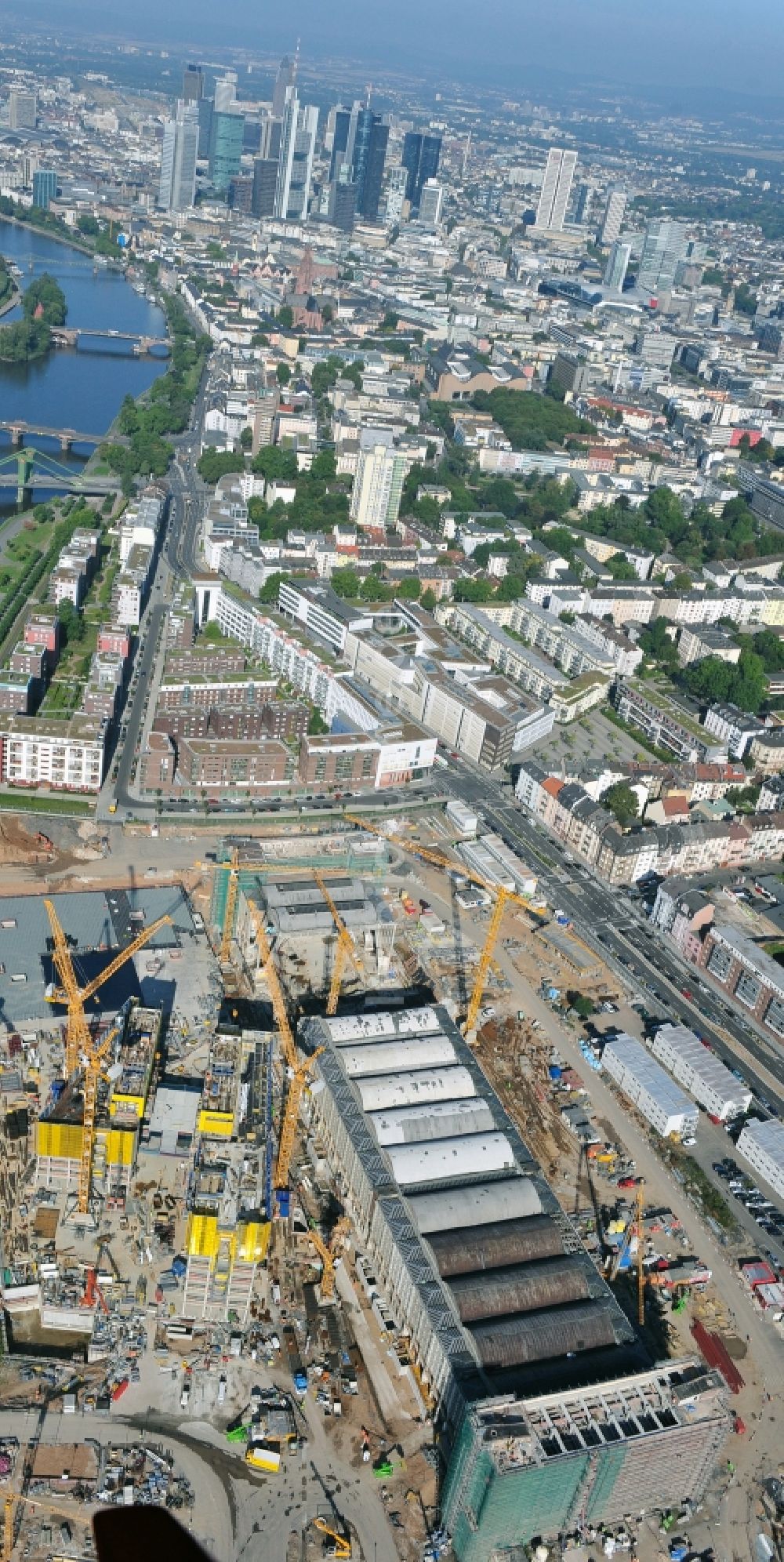 Luftbild Frankfurt am Main - Baustelle Hochhaus- Neubau der Doppeltürme der EZB-Zentrale in Frankfurt / Main in Hessen