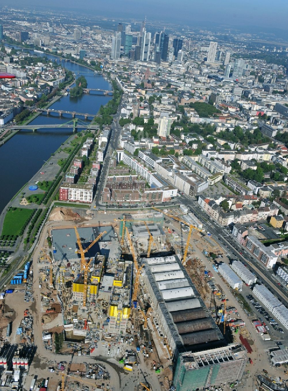 Luftaufnahme Frankfurt am Main - Baustelle Hochhaus- Neubau der Doppeltürme der EZB-Zentrale in Frankfurt / Main in Hessen