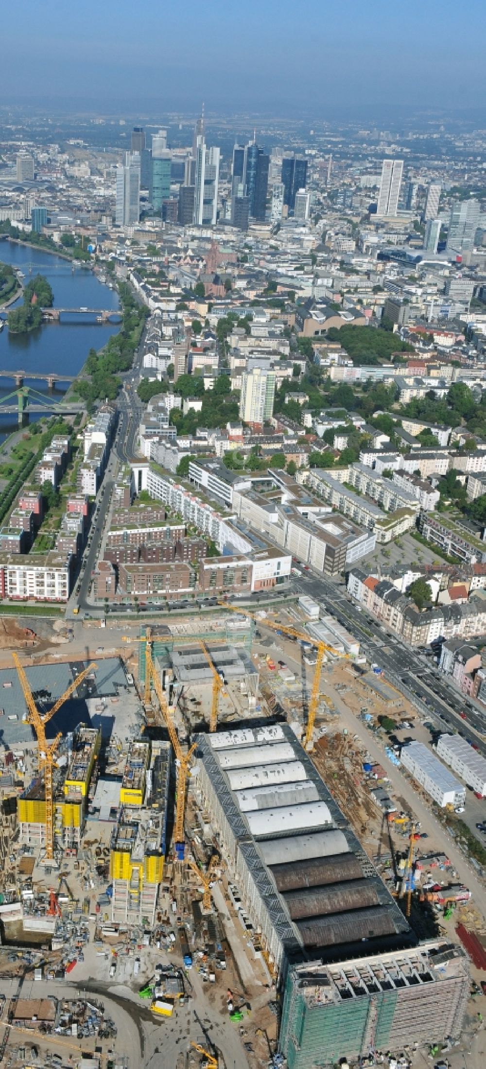 Frankfurt am Main von oben - Baustelle Hochhaus- Neubau der Doppeltürme der EZB-Zentrale in Frankfurt / Main in Hessen