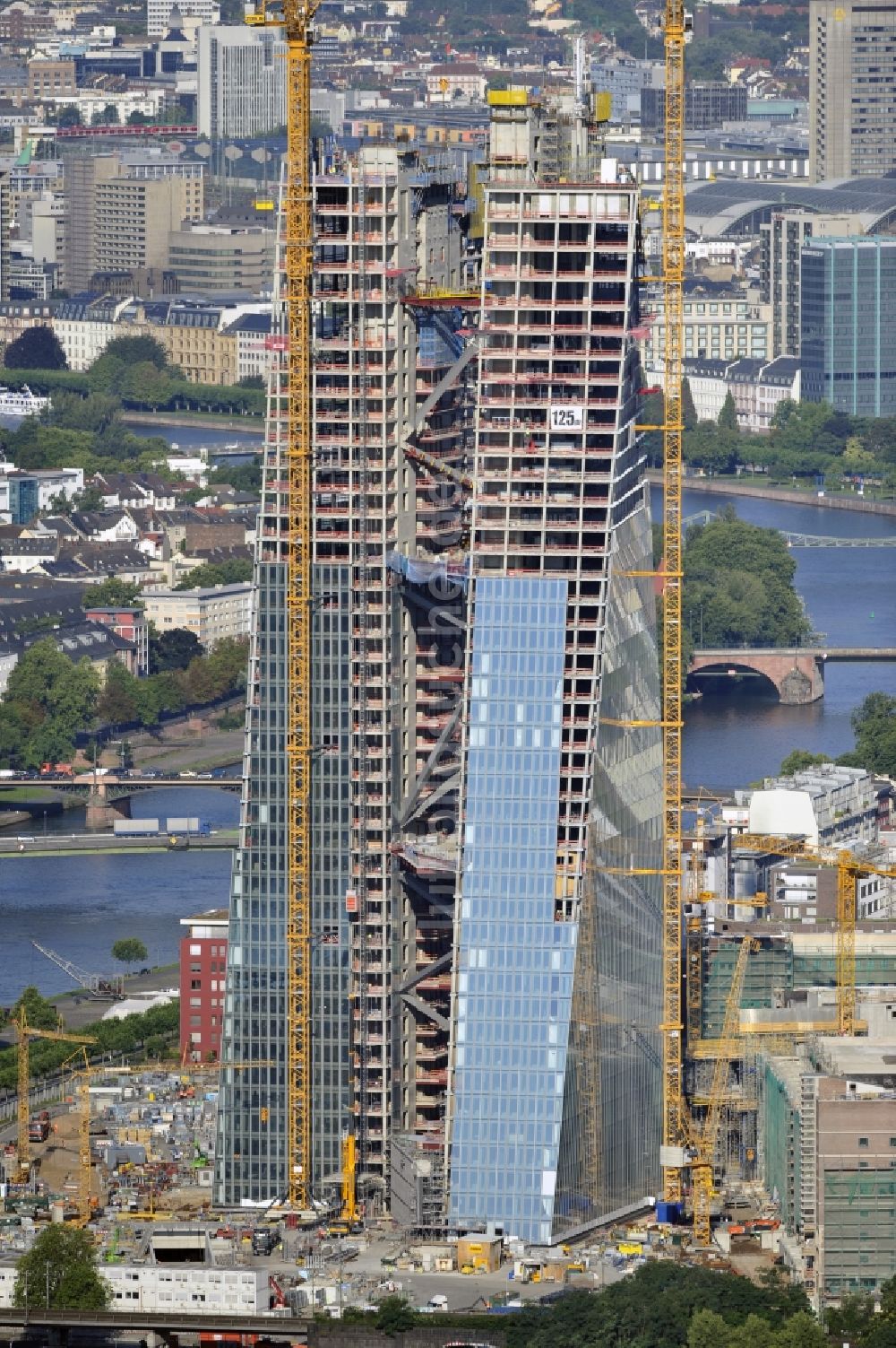 Frankfurt am Main aus der Vogelperspektive: Baustelle Hochhaus- Neubau der Doppeltürme der EZB-Zentrale in Frankfurt / Main in Hessen