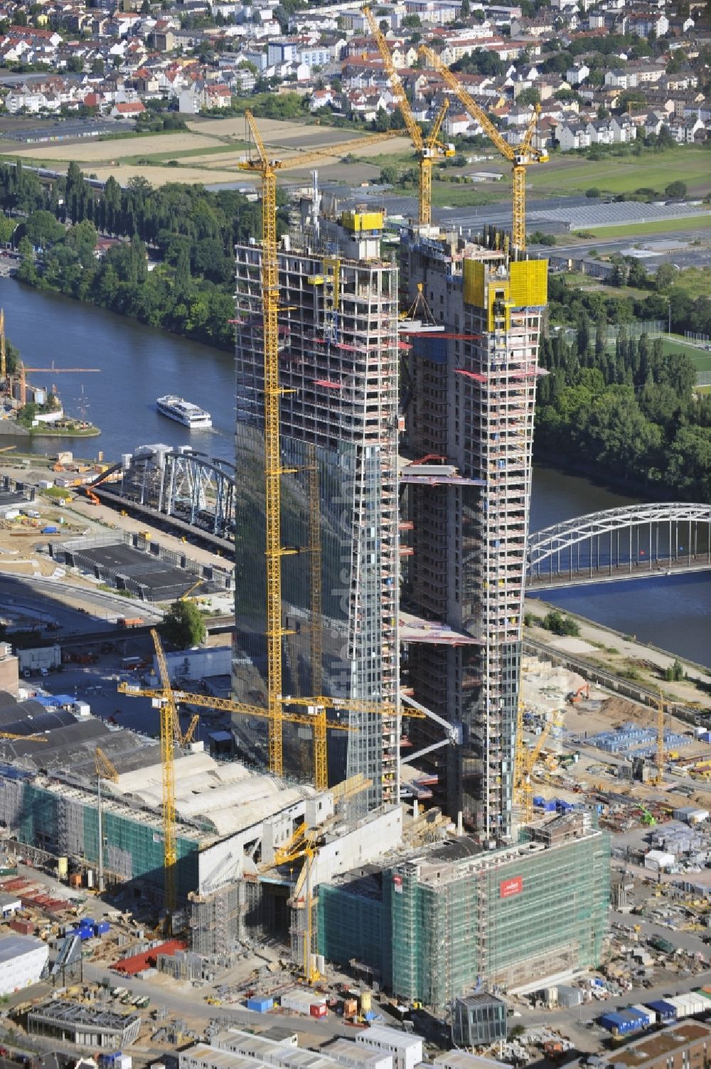 Luftaufnahme Frankfurt am Main - Baustelle Hochhaus- Neubau der Doppeltürme der EZB-Zentrale in Frankfurt / Main in Hessen