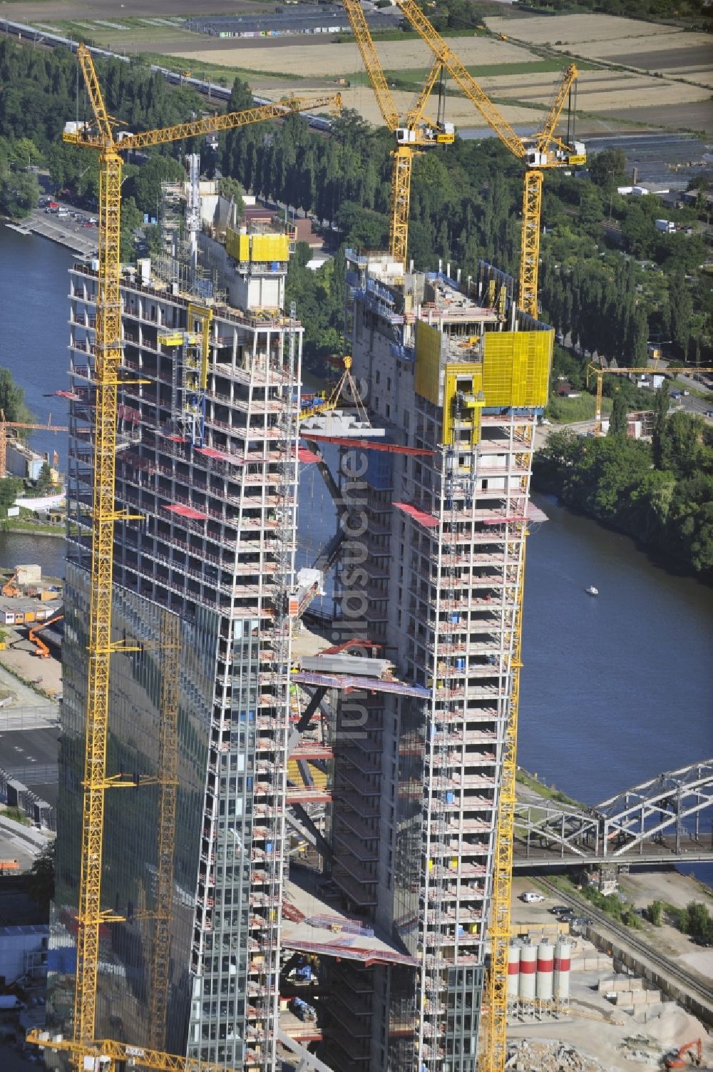 Frankfurt am Main von oben - Baustelle Hochhaus- Neubau der Doppeltürme der EZB-Zentrale in Frankfurt / Main in Hessen