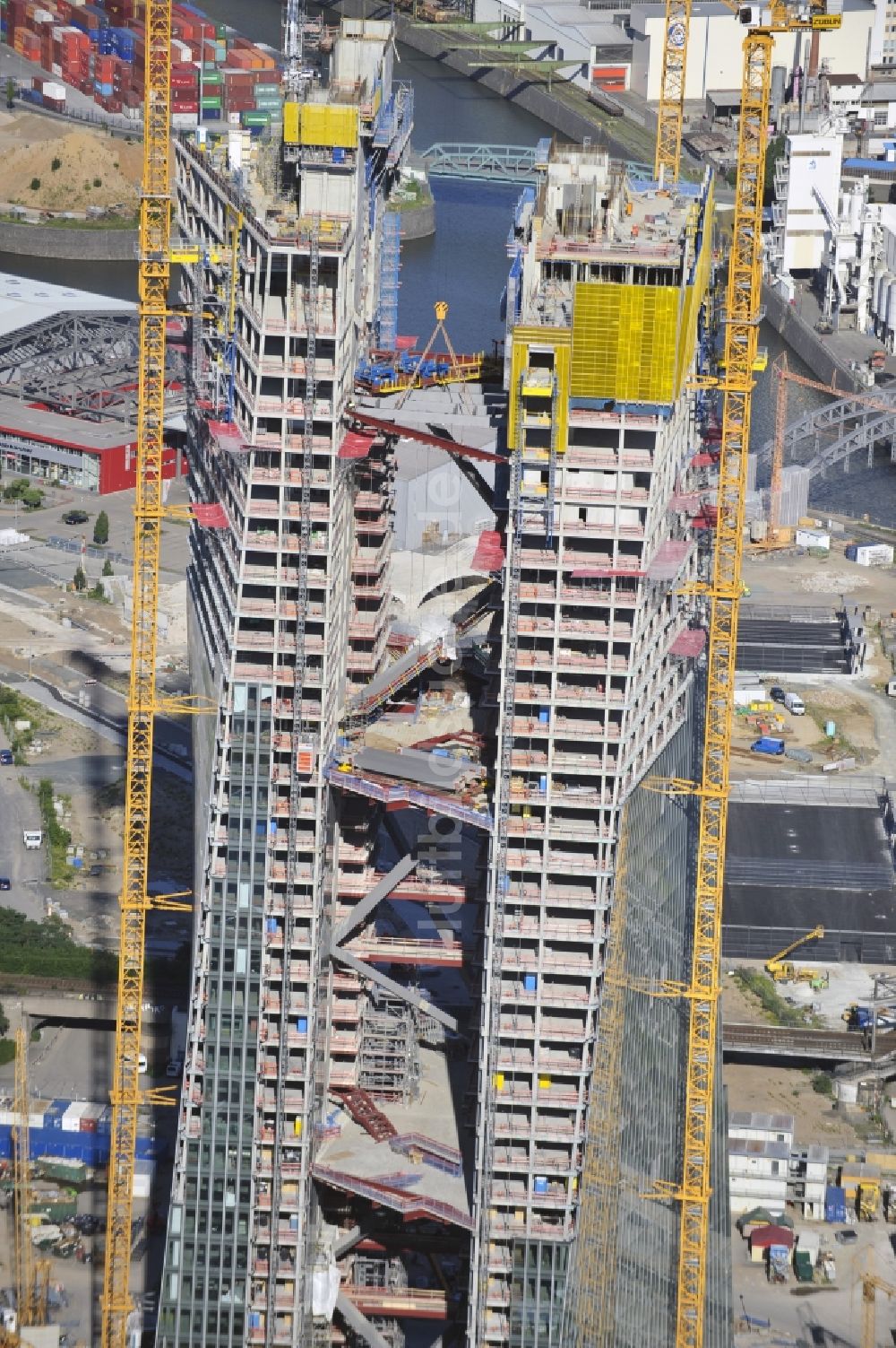 Luftaufnahme Frankfurt am Main - Baustelle Hochhaus- Neubau der Doppeltürme der EZB-Zentrale in Frankfurt / Main in Hessen