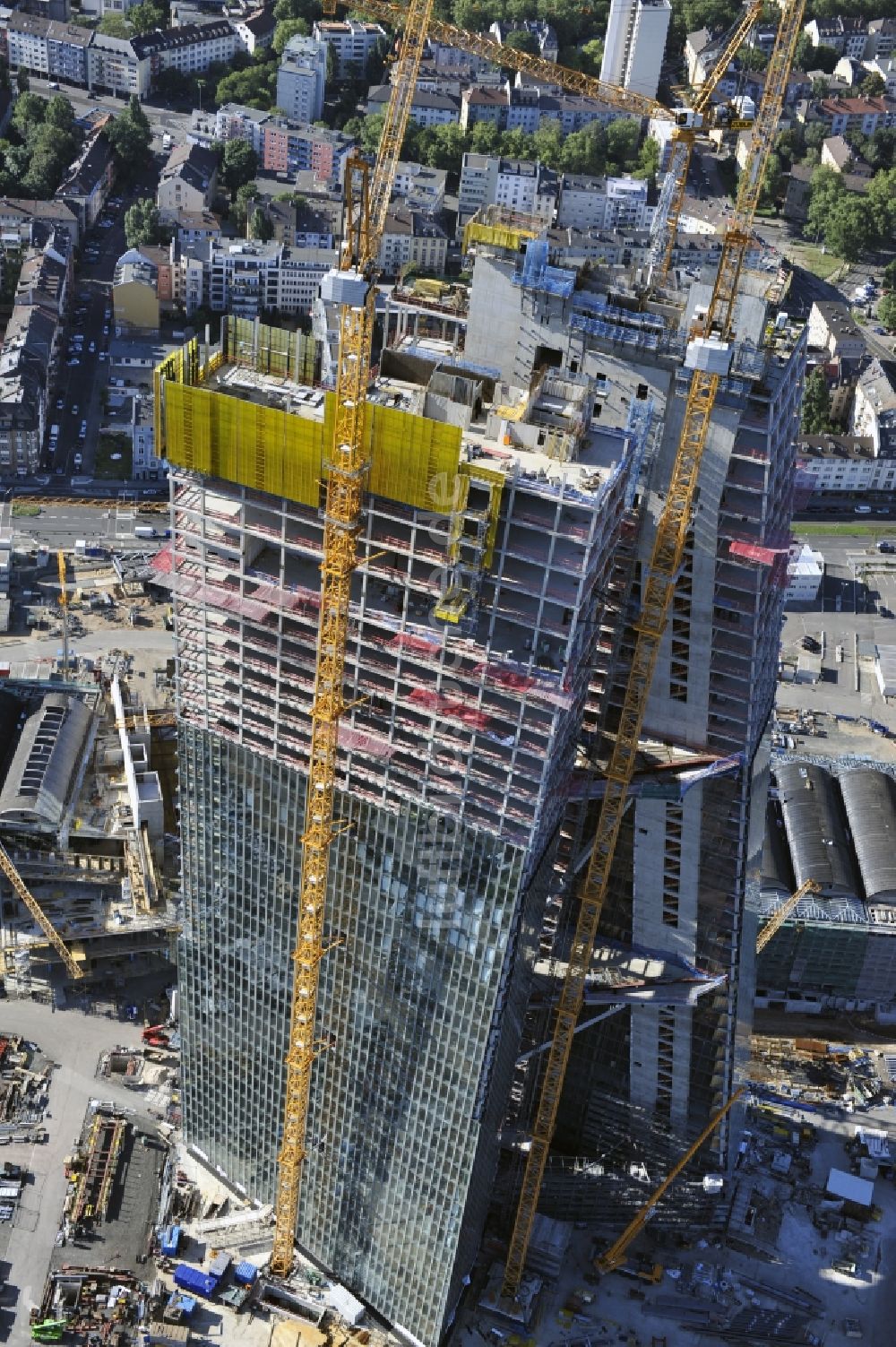 Luftaufnahme Frankfurt am Main - Baustelle Hochhaus- Neubau der Doppeltürme der EZB-Zentrale in Frankfurt / Main in Hessen