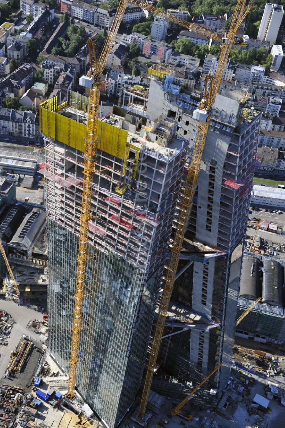 Frankfurt am Main von oben - Baustelle Hochhaus- Neubau der Doppeltürme der EZB-Zentrale in Frankfurt / Main in Hessen