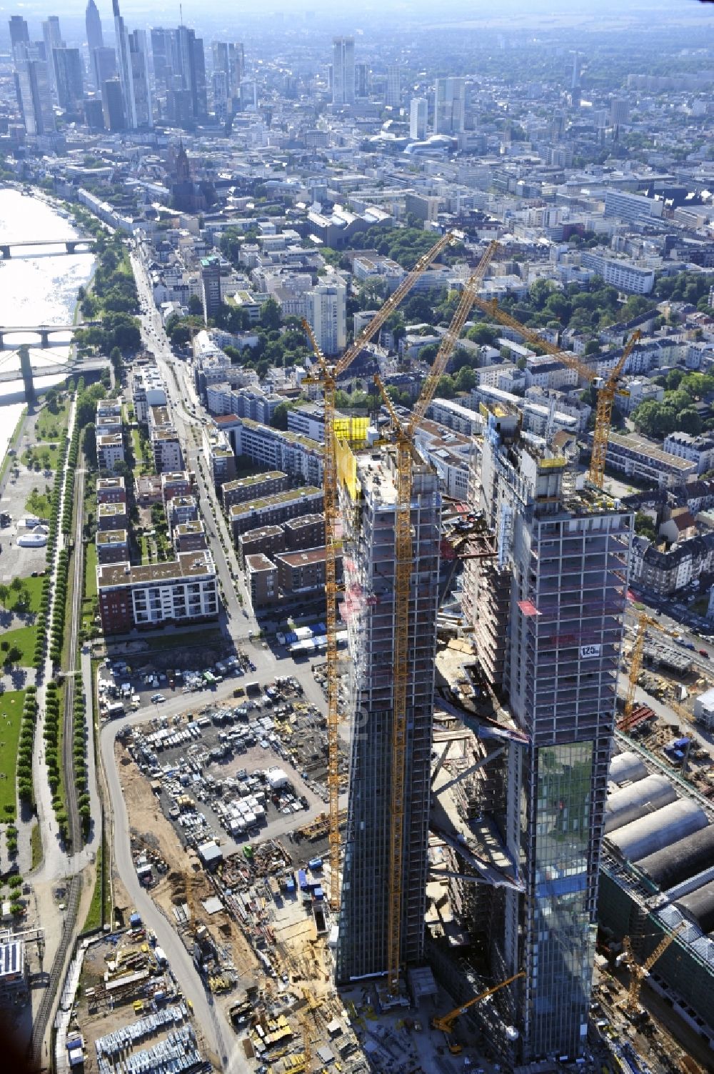 Frankfurt am Main von oben - Baustelle Hochhaus- Neubau der Doppeltürme der EZB-Zentrale in Frankfurt / Main in Hessen