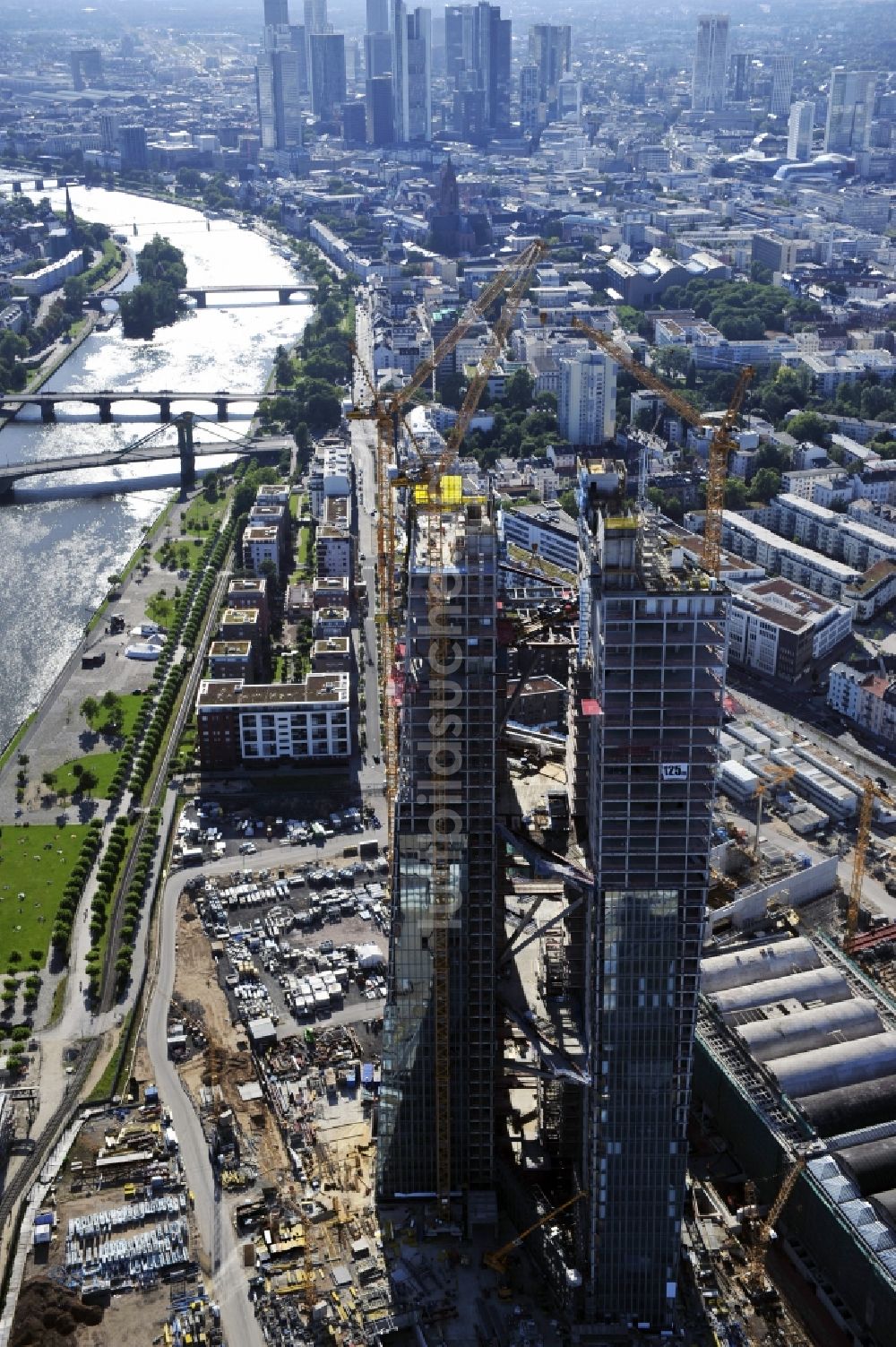 Frankfurt am Main aus der Vogelperspektive: Baustelle Hochhaus- Neubau der Doppeltürme der EZB-Zentrale in Frankfurt / Main in Hessen