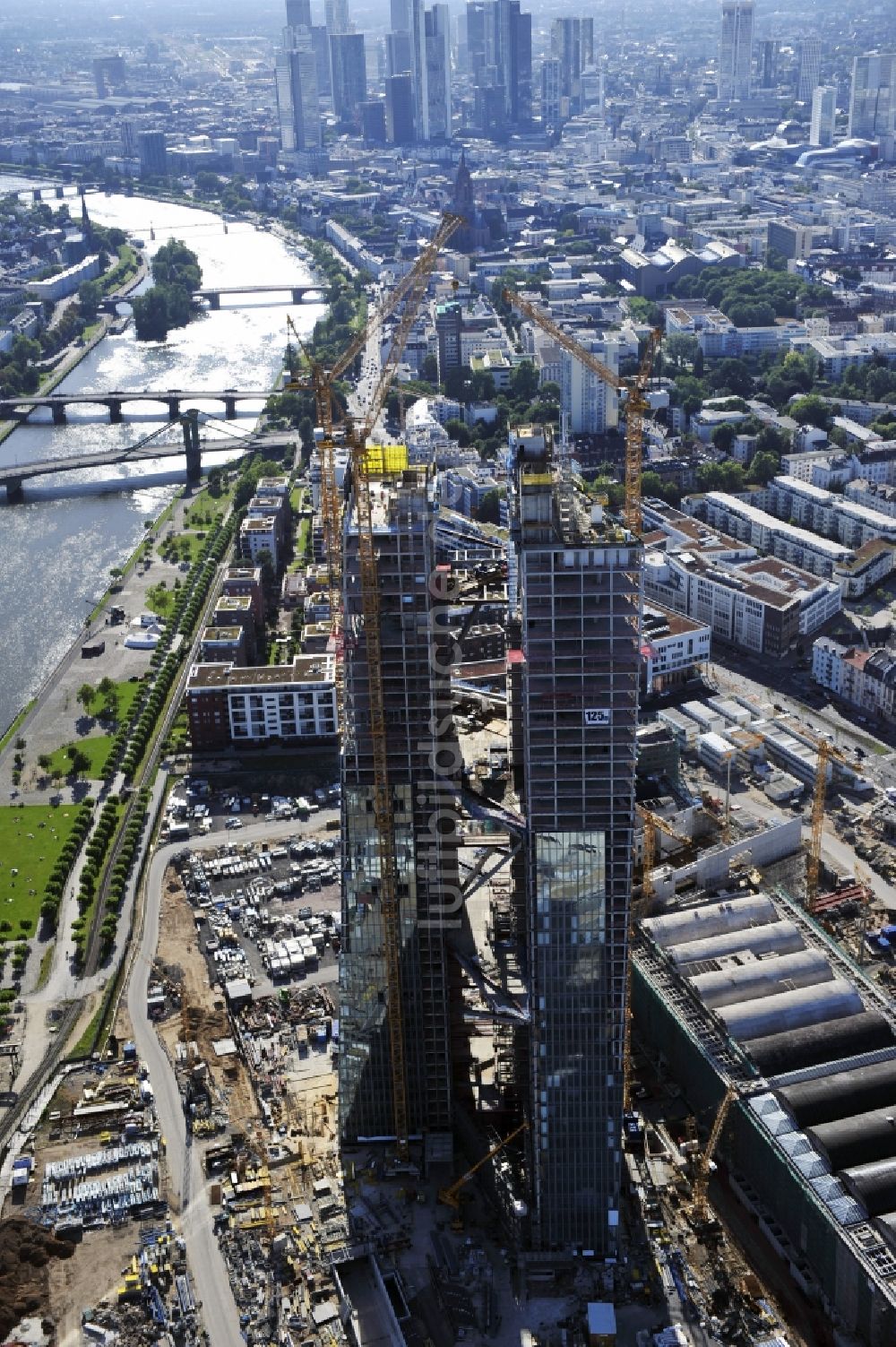 Luftbild Frankfurt am Main - Baustelle Hochhaus- Neubau der Doppeltürme der EZB-Zentrale in Frankfurt / Main in Hessen