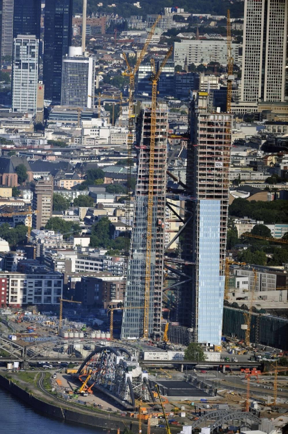 Frankfurt am Main aus der Vogelperspektive: Baustelle Hochhaus- Neubau der Doppeltürme der EZB-Zentrale in Frankfurt / Main in Hessen