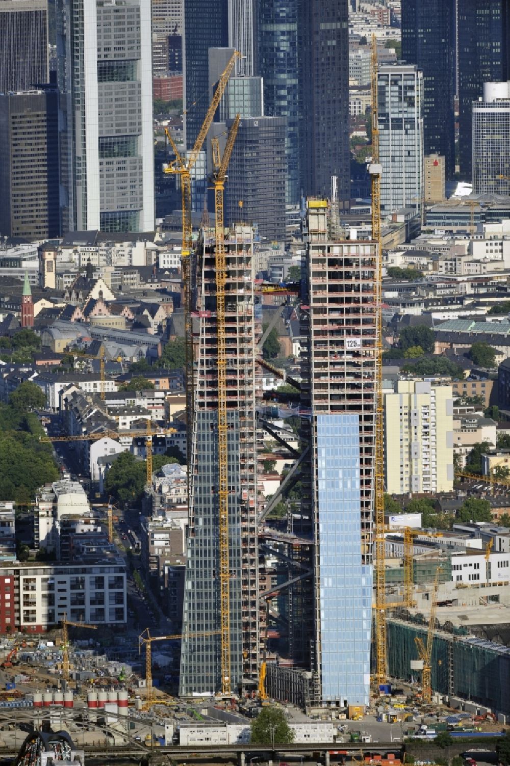 Luftaufnahme Frankfurt am Main - Baustelle Hochhaus- Neubau der Doppeltürme der EZB-Zentrale in Frankfurt / Main in Hessen