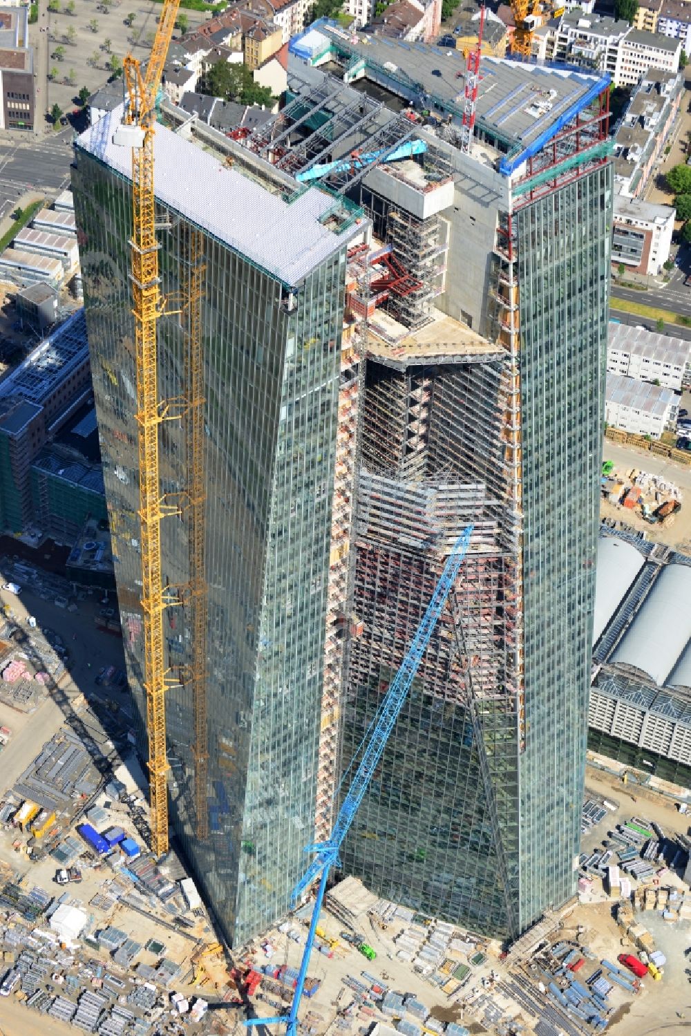 Luftaufnahme Frankfurt am Main - Baustelle Hochhaus- Neubau der Doppeltürme der EZB-Zentrale in Frankfurt / Main in Hessen