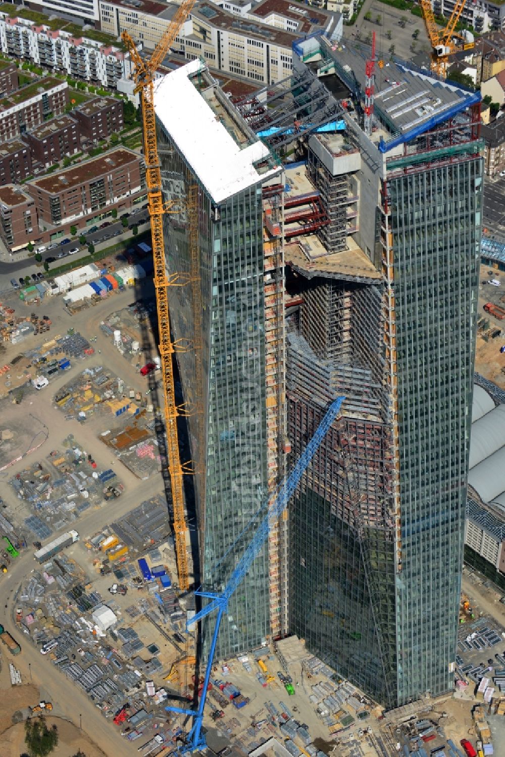 Frankfurt am Main von oben - Baustelle Hochhaus- Neubau der Doppeltürme der EZB-Zentrale in Frankfurt / Main in Hessen