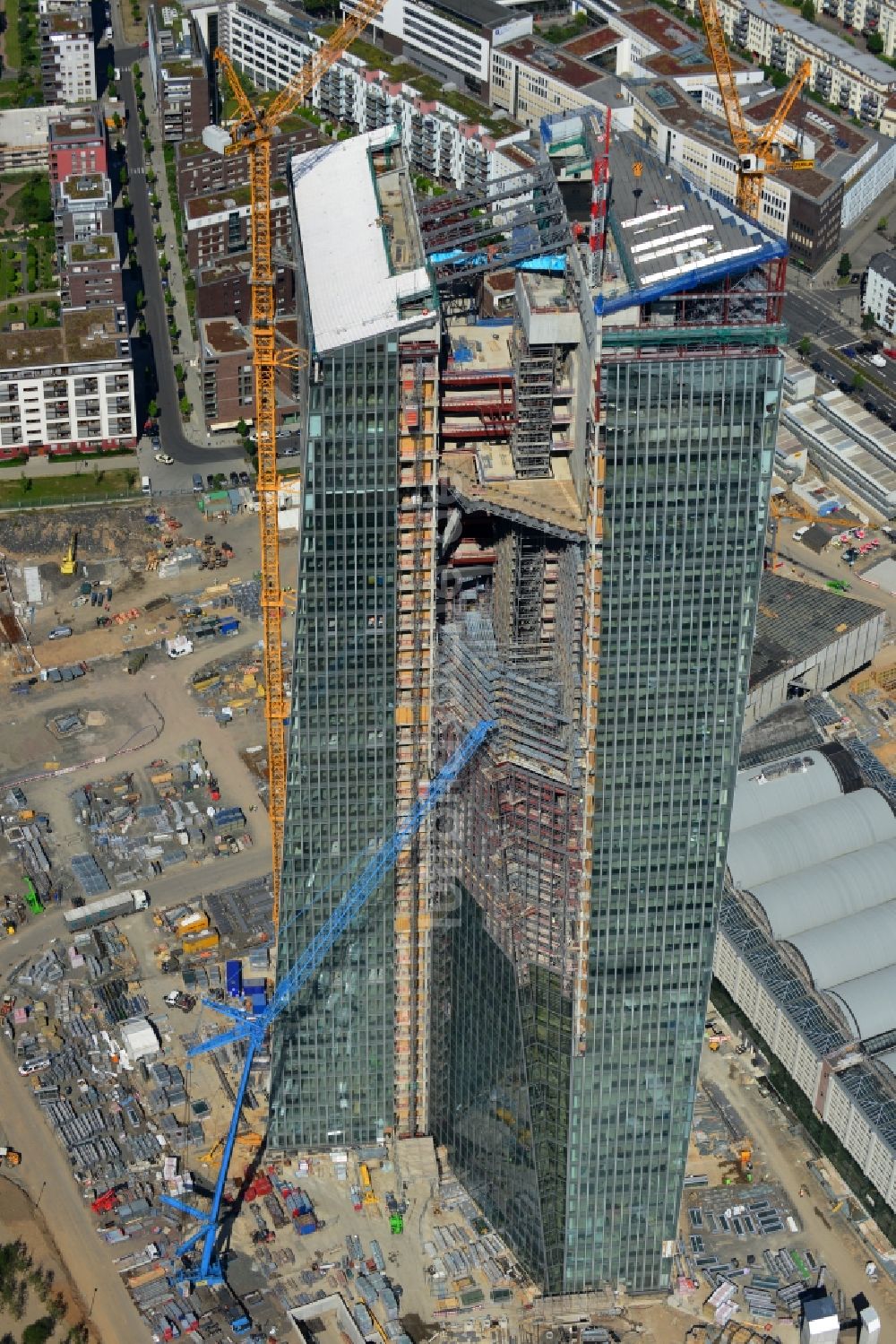 Frankfurt am Main aus der Vogelperspektive: Baustelle Hochhaus- Neubau der Doppeltürme der EZB-Zentrale in Frankfurt / Main in Hessen