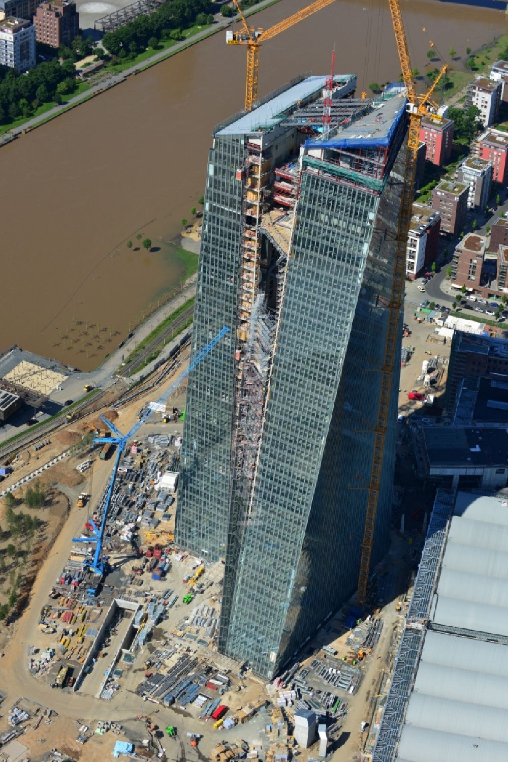 Luftbild Frankfurt am Main - Baustelle Hochhaus- Neubau der Doppeltürme der EZB-Zentrale in Frankfurt / Main in Hessen