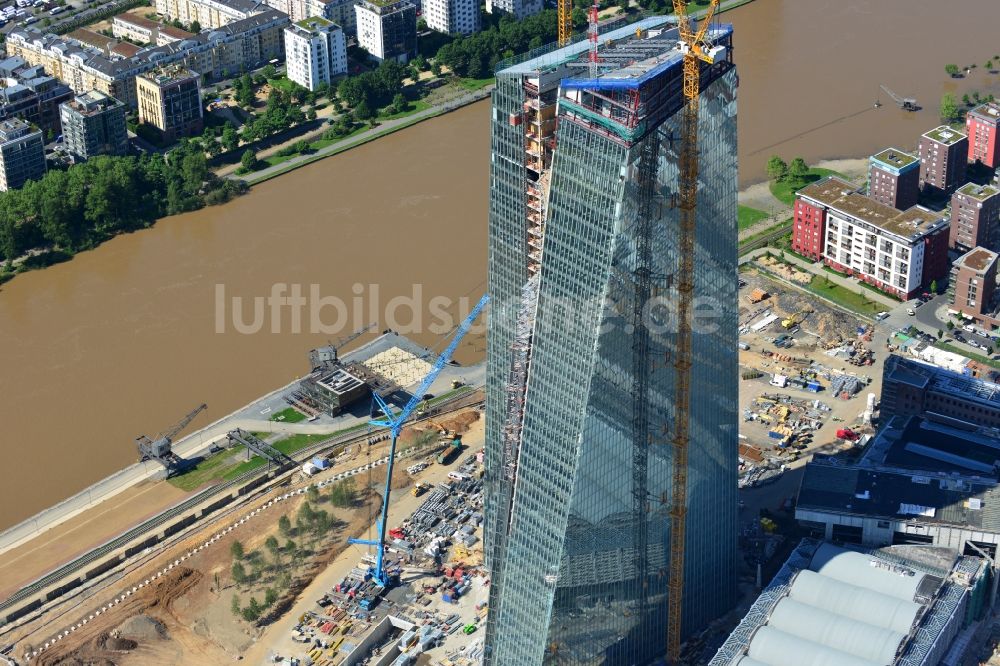 Luftaufnahme Frankfurt am Main - Baustelle Hochhaus- Neubau der Doppeltürme der EZB-Zentrale in Frankfurt / Main in Hessen