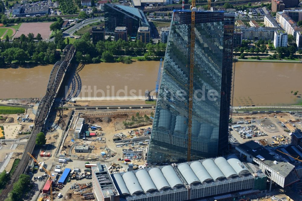 Frankfurt am Main von oben - Baustelle Hochhaus- Neubau der Doppeltürme der EZB-Zentrale in Frankfurt / Main in Hessen