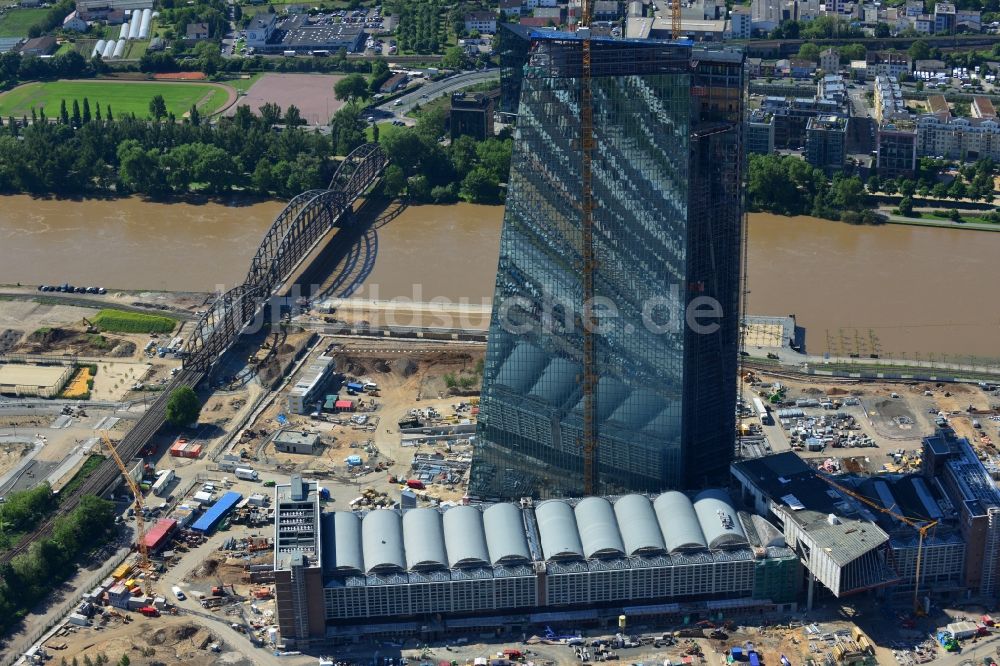 Frankfurt am Main aus der Vogelperspektive: Baustelle Hochhaus- Neubau der Doppeltürme der EZB-Zentrale in Frankfurt / Main in Hessen