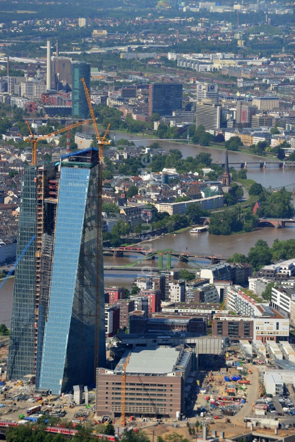 Luftaufnahme Frankfurt am Main - Baustelle Hochhaus- Neubau der Doppeltürme der EZB-Zentrale in Frankfurt / Main in Hessen