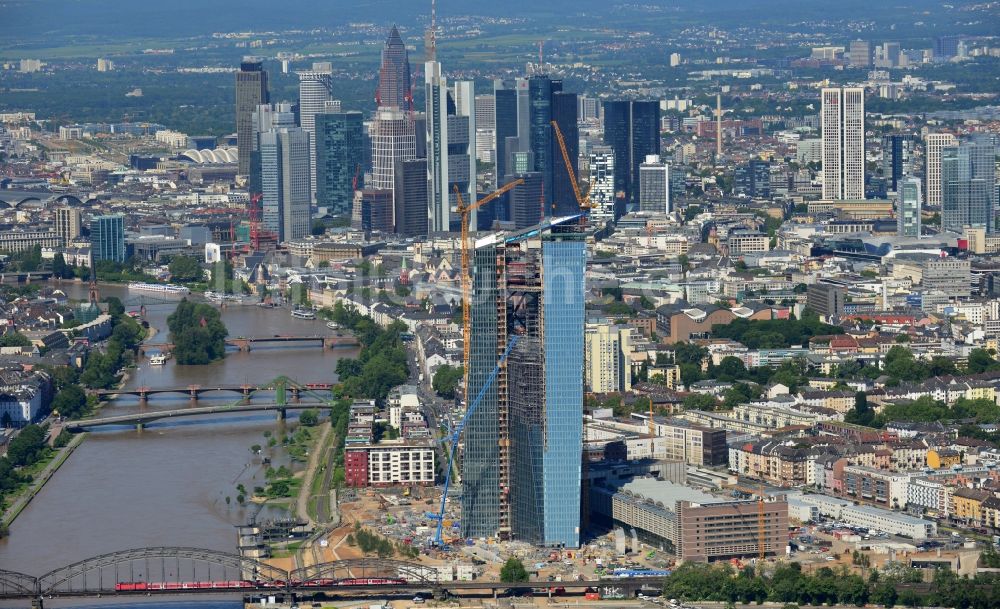 Luftaufnahme Frankfurt am Main - Baustelle Hochhaus- Neubau der Doppeltürme der EZB-Zentrale in Frankfurt / Main in Hessen