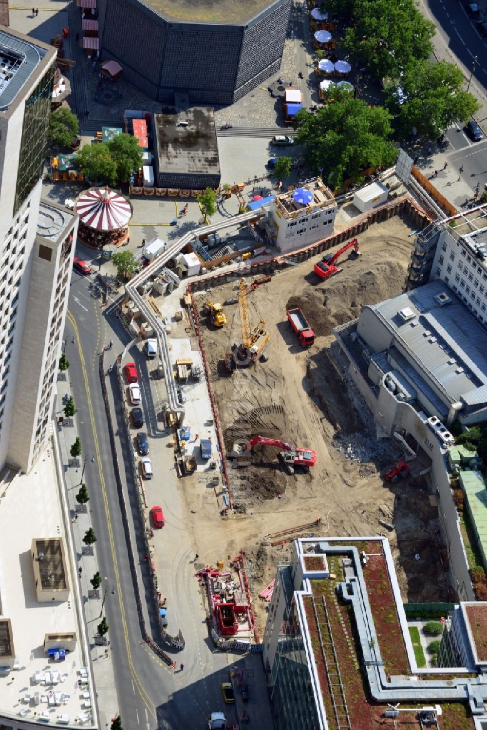 Berlin aus der Vogelperspektive: Baustelle Hochhaus-Neubau Upper West am Breitscheidplatz in Berlin-Charlottenburg