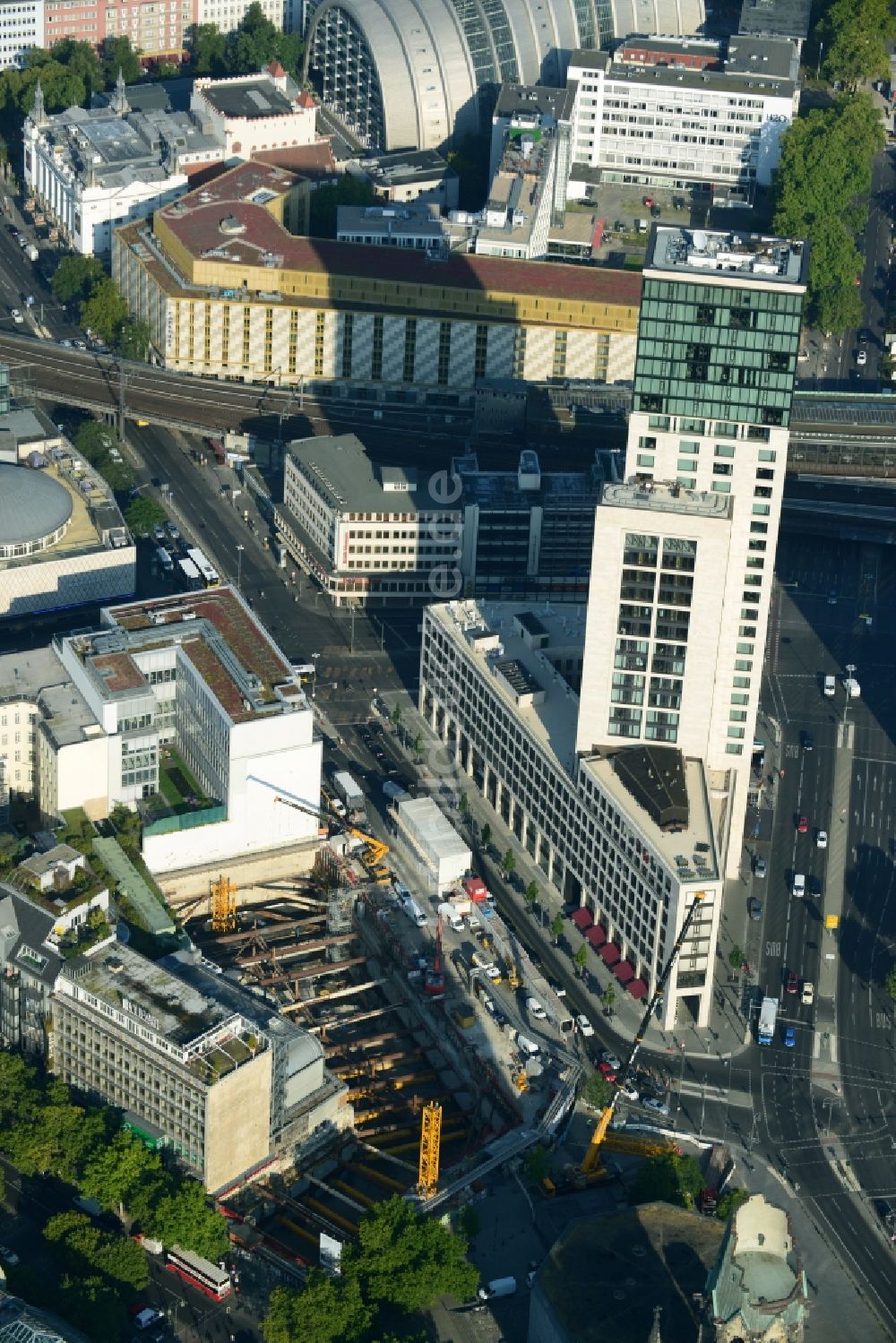 Berlin aus der Vogelperspektive: Baustelle Hochhaus-Neubau Upper West am Breitscheidplatz in Berlin- Charlottenburg