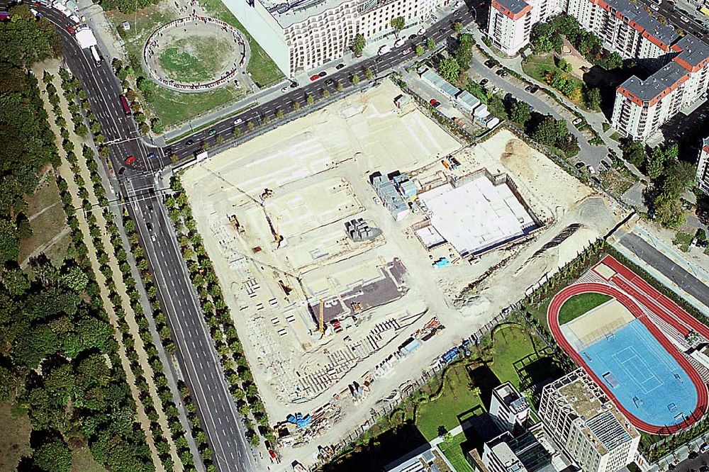 Berlin aus der Vogelperspektive: Baustelle des Holocaust-Denkmal am ehemaligen Grenzstreifen an der Wilhelmstraße, am Brandenburger Tor