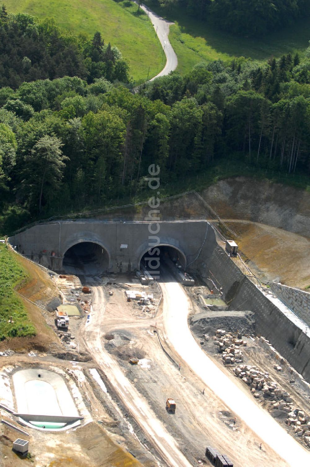 Luftbild Göschwitz bei Jena - Baustelle Jagdbergtunnel Autobahnverlegung Europastrasse E40 A4 bei Jena