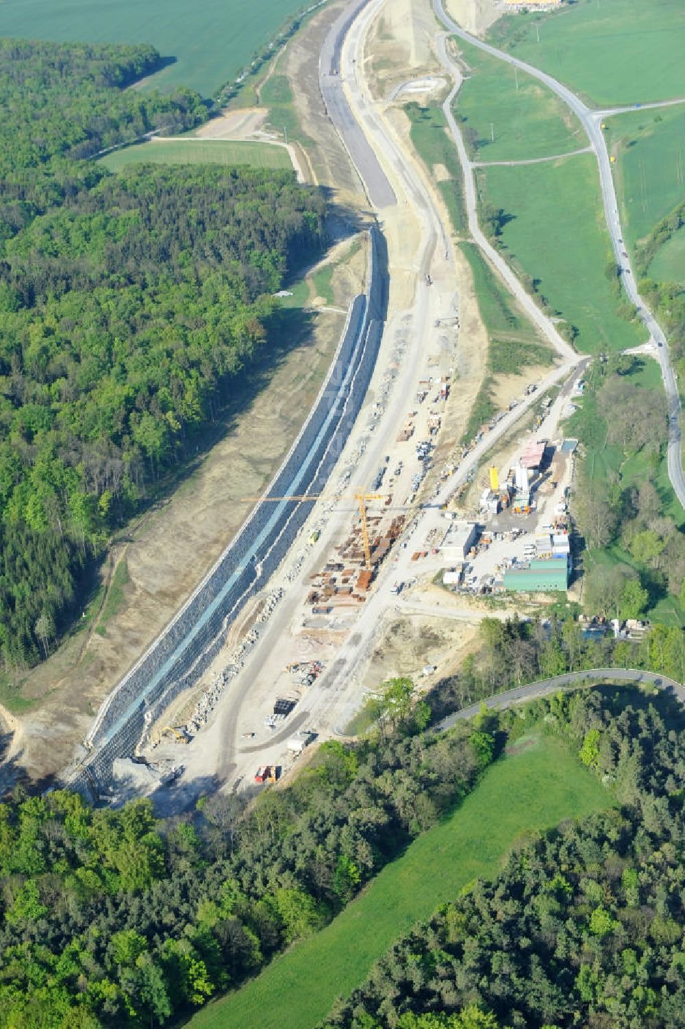 Jena aus der Vogelperspektive: Baustelle Jagdbergtunnel Autobahnverlegung Europastrasse E40 A4 bei Jena