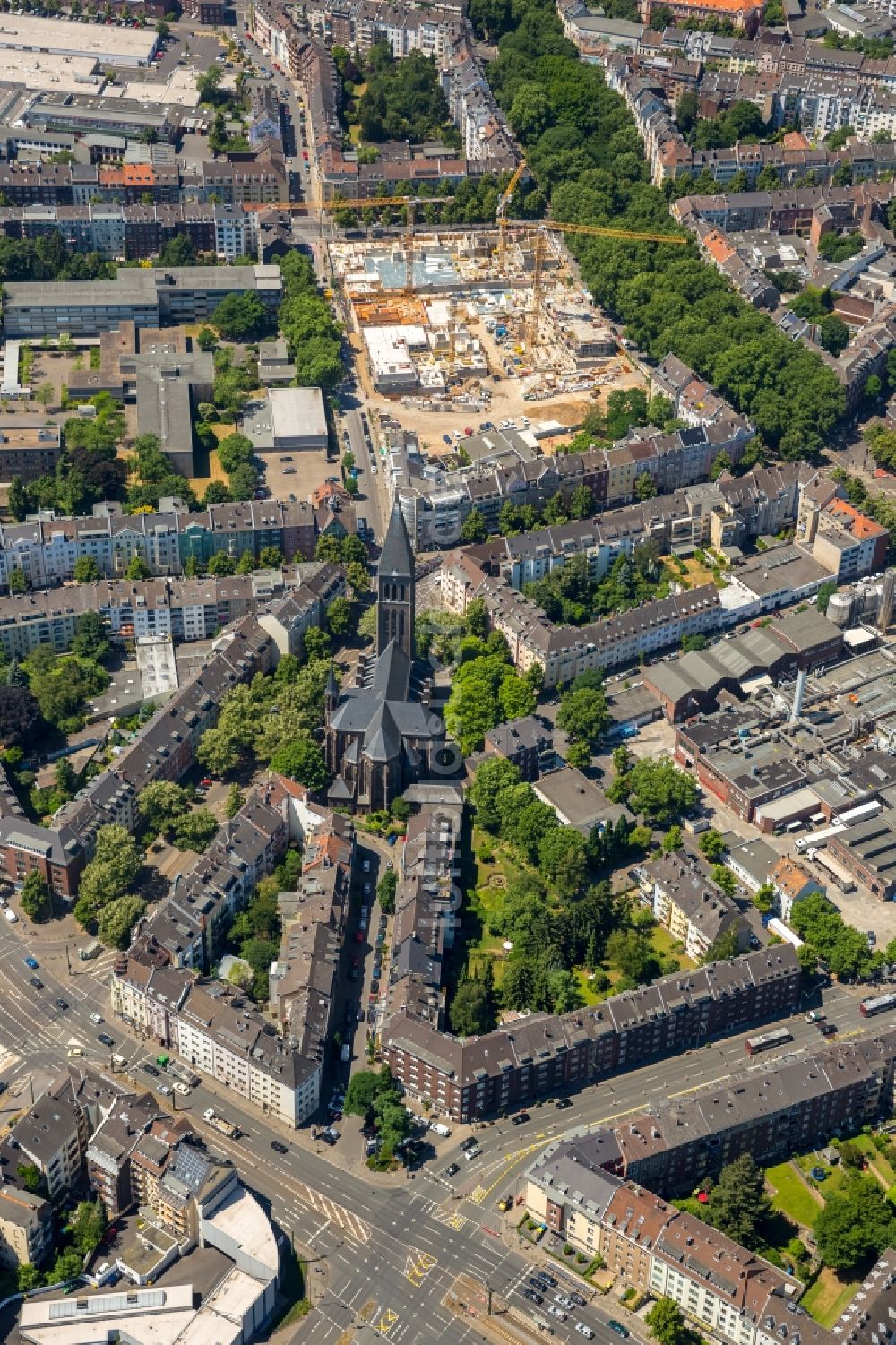 Luftaufnahme Düsseldorf - Baustelle Karolinger Höfe zum Neubau einer Mehrfamilienhaus-Wohnanlage an der Merowingerstraße im Ortsteil Bilk in Düsseldorf im Bundesland Nordrhein-Westfalen, Deutschland