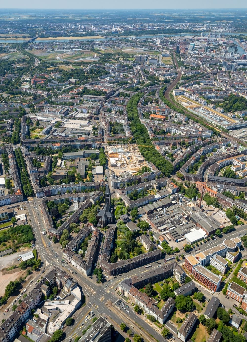 Düsseldorf von oben - Baustelle Karolinger Höfe zum Neubau einer Mehrfamilienhaus-Wohnanlage an der Merowingerstraße im Ortsteil Bilk in Düsseldorf im Bundesland Nordrhein-Westfalen, Deutschland