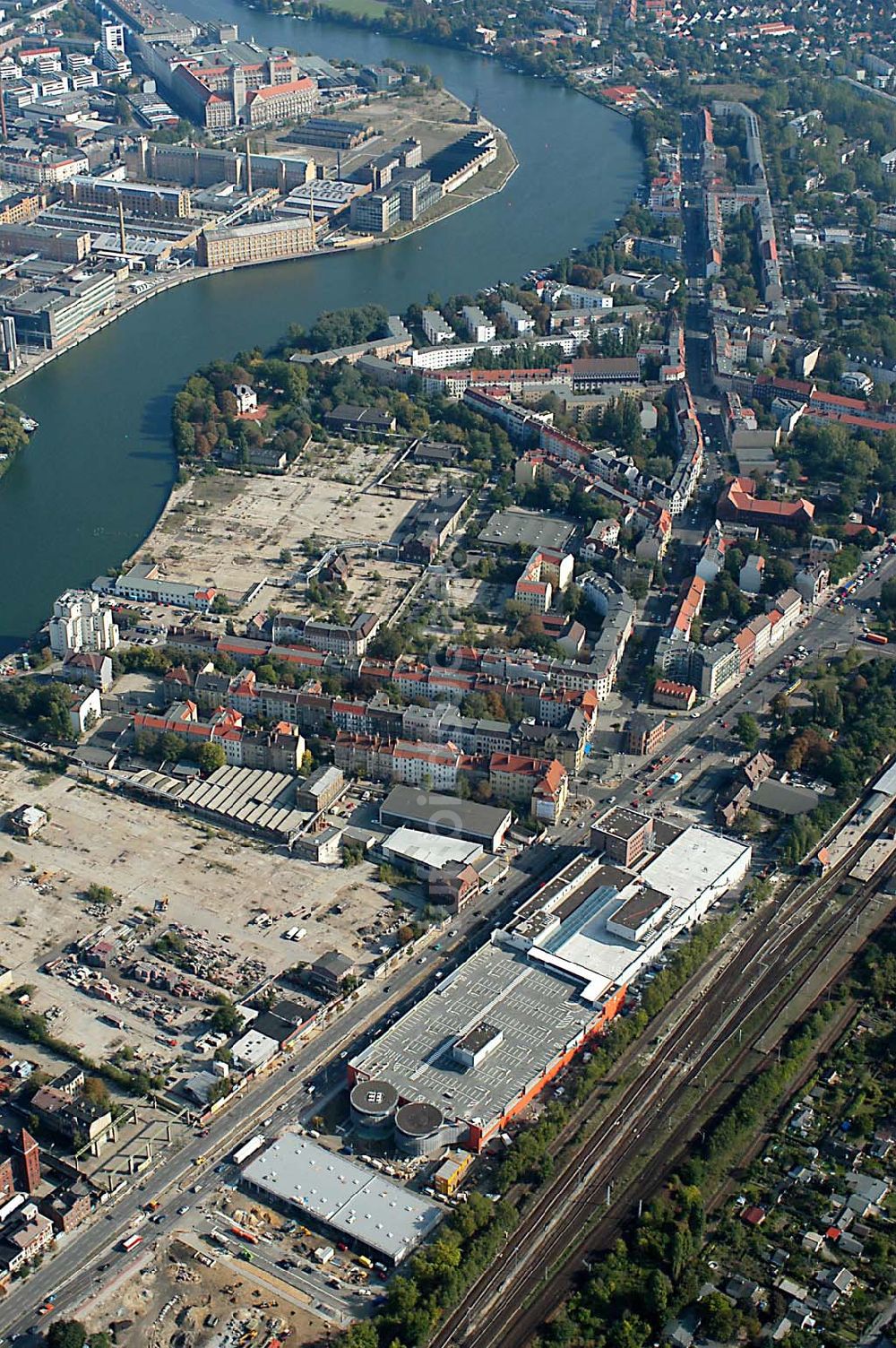 Berlin / Treptow Niederschöneweide von oben - Baustelle Kaufland-Center Berlin-Schöneweide an der S-Bahnhof Schöneweide, an der Spree 01.10.2003