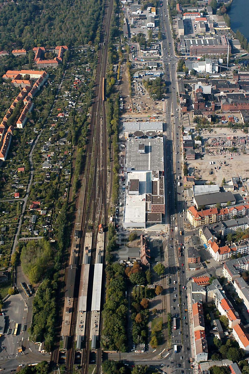 Berlin / Treptow Niederschöneweide von oben - Baustelle Kaufland-Center Berlin-Schöneweide an der S-Bahnhof Schöneweide, an der Spree 01.10.2003