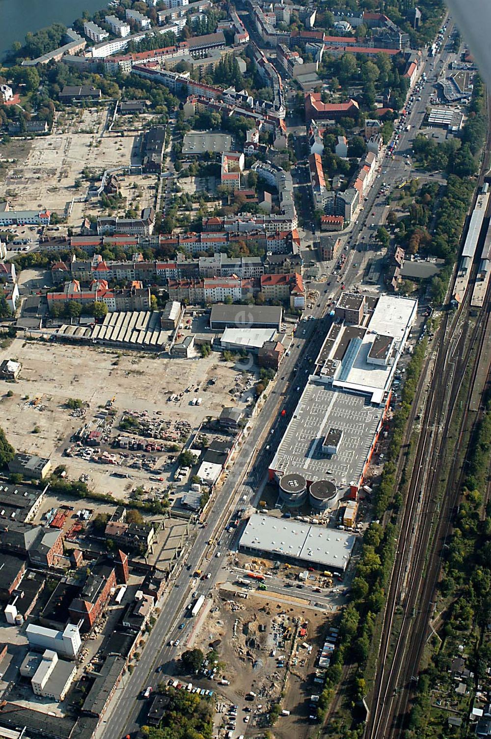 Berlin / Treptow Niederschöneweide von oben - Baustelle Kaufland-Center Berlin-Schöneweide an der S-Bahnhof Schöneweide, an der Spree 01.10.2003