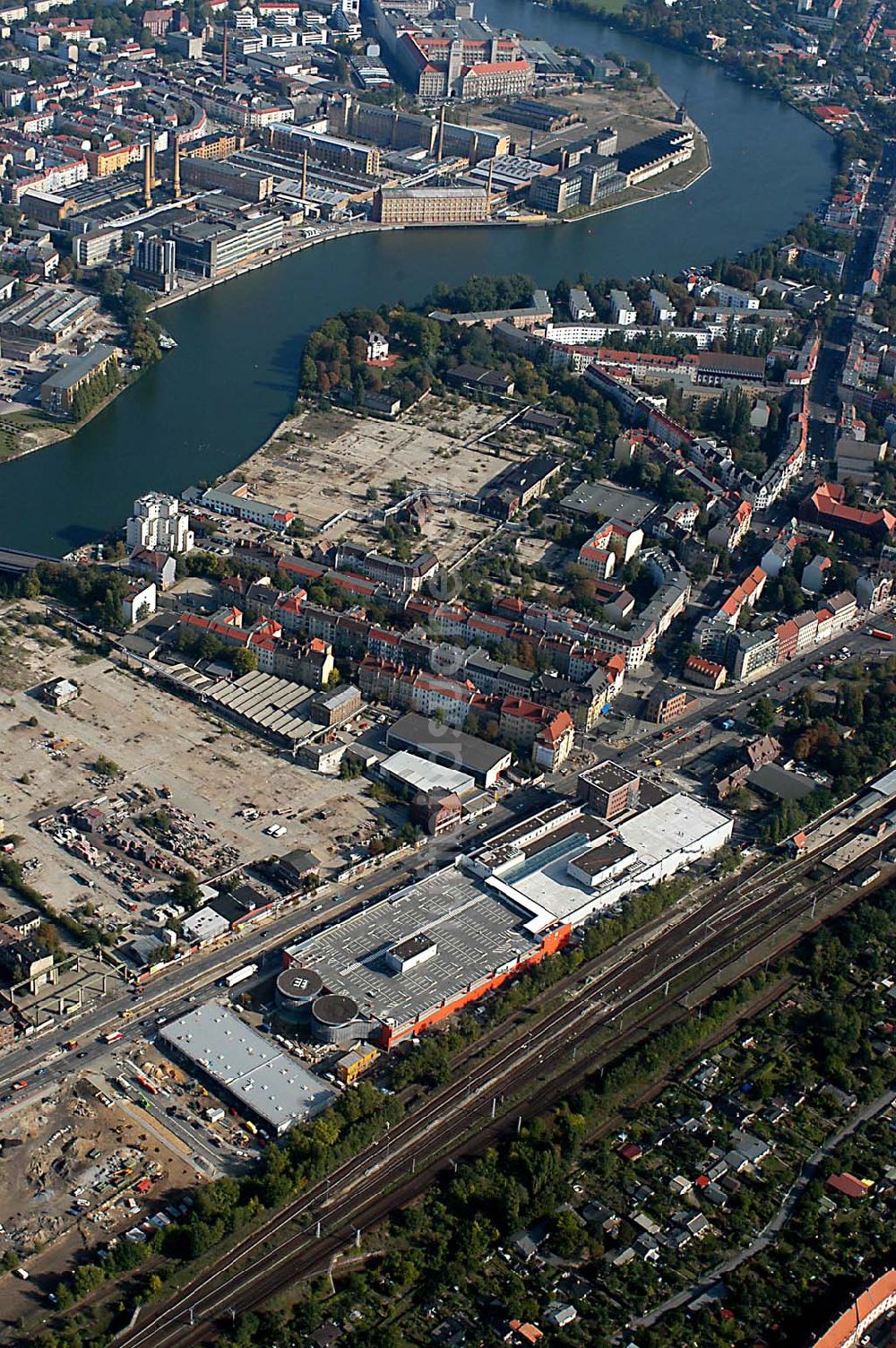 Luftbild Berlin / Treptow Niederschöneweide - Baustelle Kaufland-Center Berlin-Schöneweide an der S-Bahnhof Schöneweide, an der Spree 01.10.2003