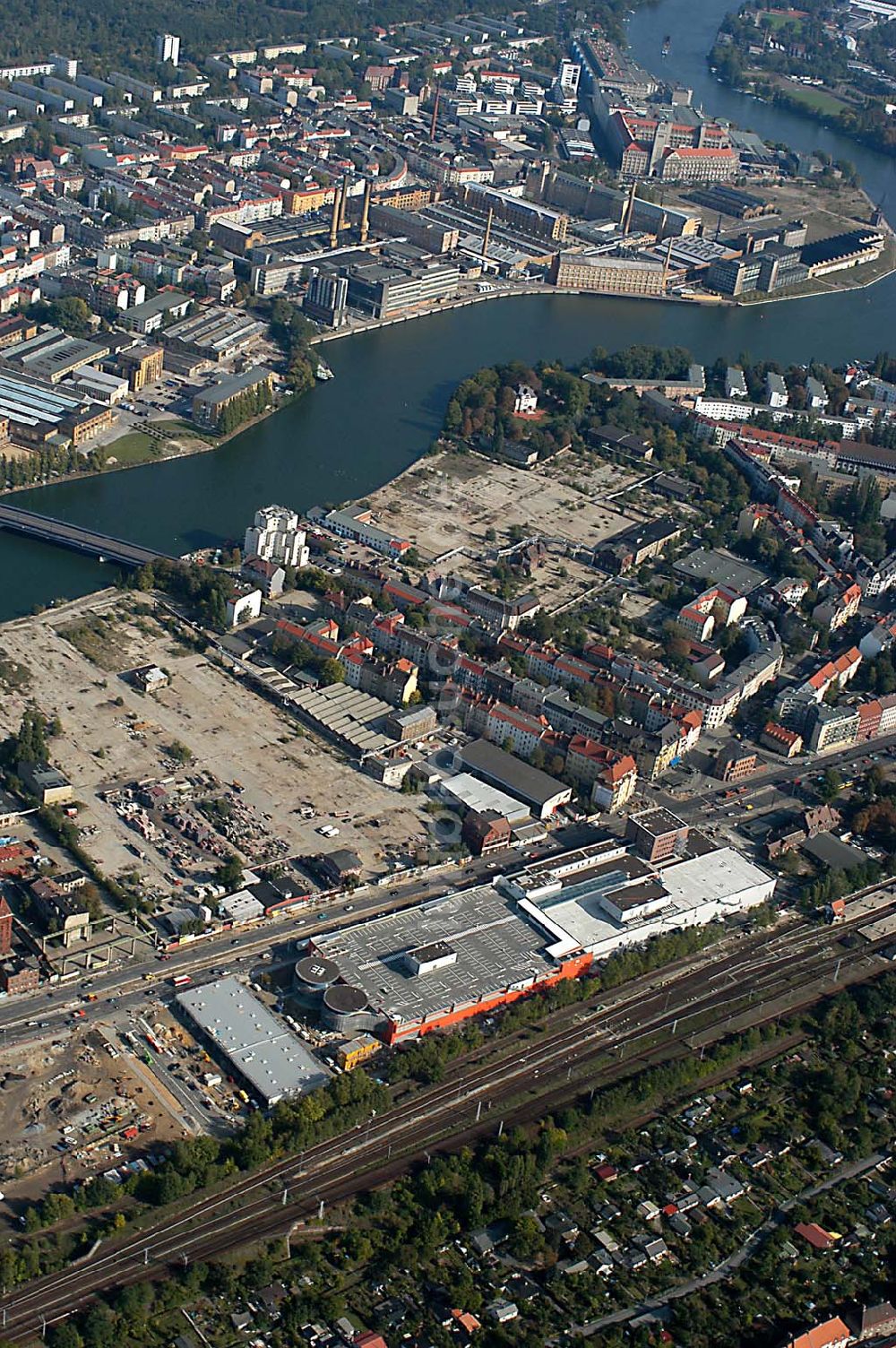 Luftaufnahme Berlin / Treptow Niederschöneweide - Baustelle Kaufland-Center Berlin-Schöneweide an der S-Bahnhof Schöneweide, an der Spree 01.10.2003