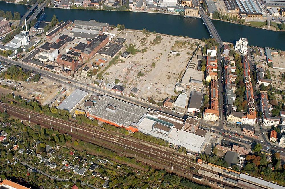 Luftbild Berlin / Treptow Niederschöneweide - Baustelle Kaufland-Center in Berlin / Treptow Schöneweide, an den Industrieabrißflächen, dem S-Bahnhof Schöneweide und der Spree