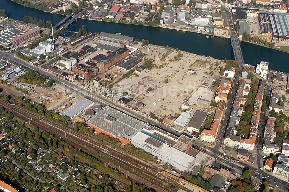 Luftaufnahme Berlin / Treptow Niederschöneweide - Baustelle Kaufland-Center in Berlin / Treptow Schöneweide, an den Industrieabrißflächen, dem S-Bahnhof Schöneweide und der Spree