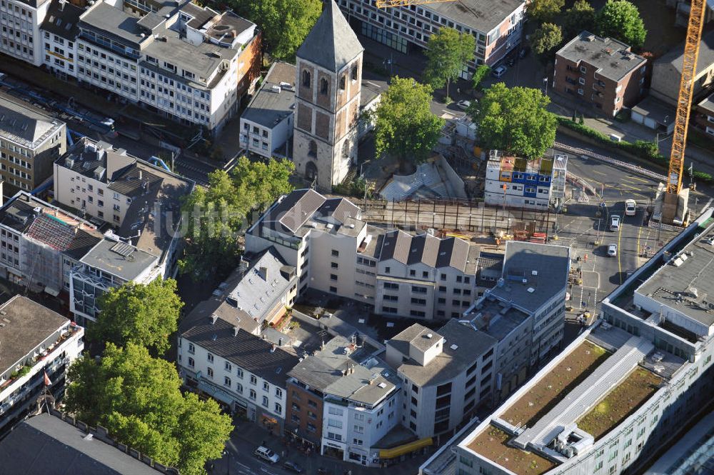 Köln aus der Vogelperspektive: Baustelle und Kirchturm Klein St. Martin an der Augustinerstrasse in Köln