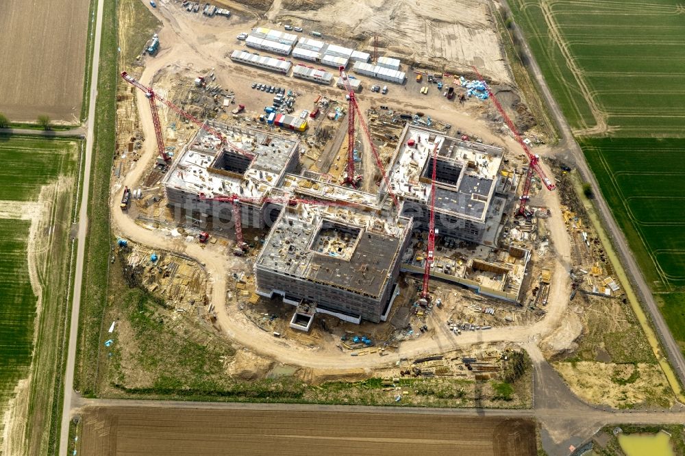 Obernkirchen aus der Vogelperspektive: Baustelle auf dem Krankenhausgelände zum Neubau eines Gesamtklinikum für das Schaumburger Land in Obernkirchen im Bundesland Niedersachsen