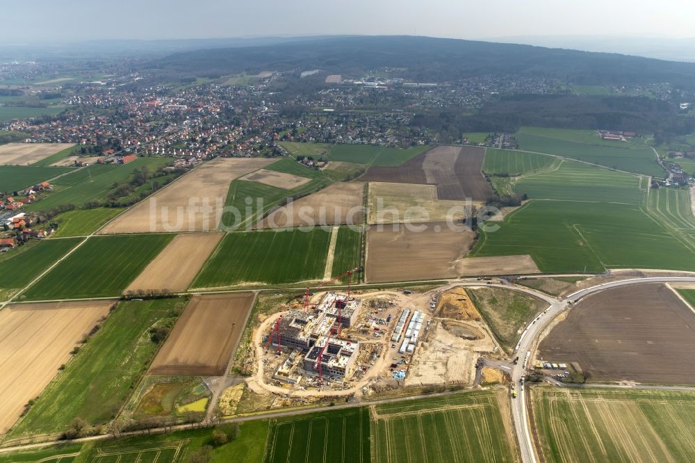 Obernkirchen aus der Vogelperspektive: Baustelle auf dem Krankenhausgelände zum Neubau eines Gesamtklinikum für das Schaumburger Land in Obernkirchen im Bundesland Niedersachsen