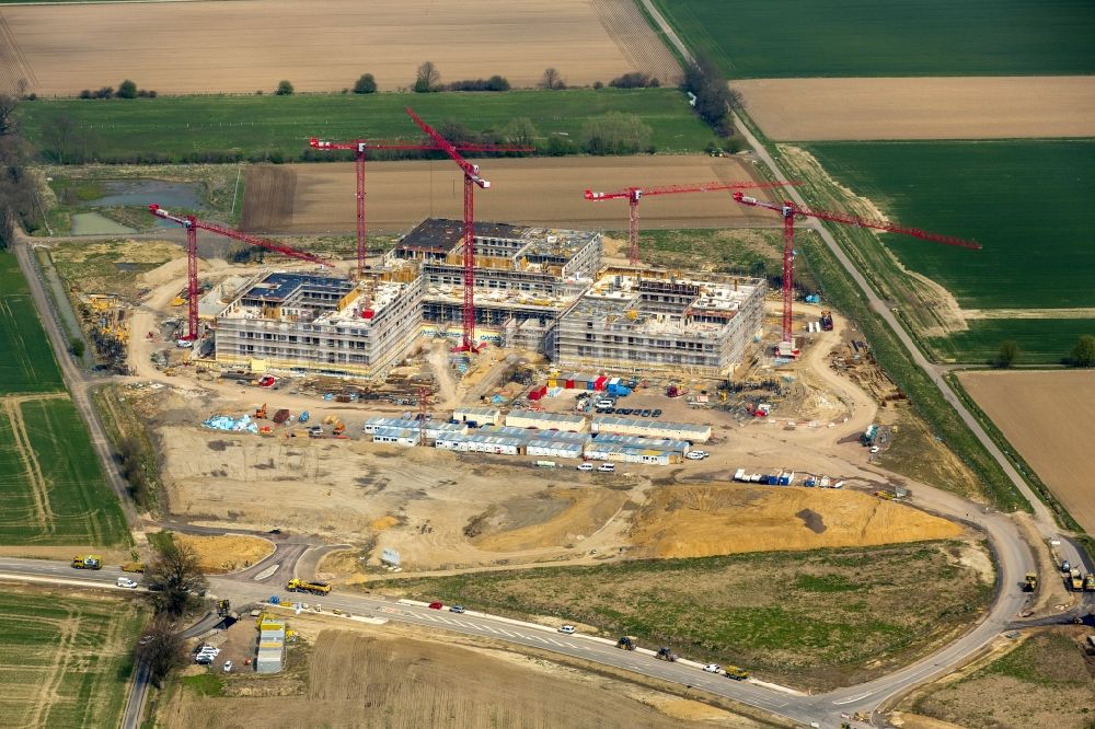 Obernkirchen von oben - Baustelle auf dem Krankenhausgelände zum Neubau eines Gesamtklinikum für das Schaumburger Land in Obernkirchen im Bundesland Niedersachsen