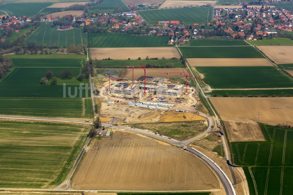 Obernkirchen aus der Vogelperspektive: Baustelle auf dem Krankenhausgelände zum Neubau eines Gesamtklinikum für das Schaumburger Land in Obernkirchen im Bundesland Niedersachsen